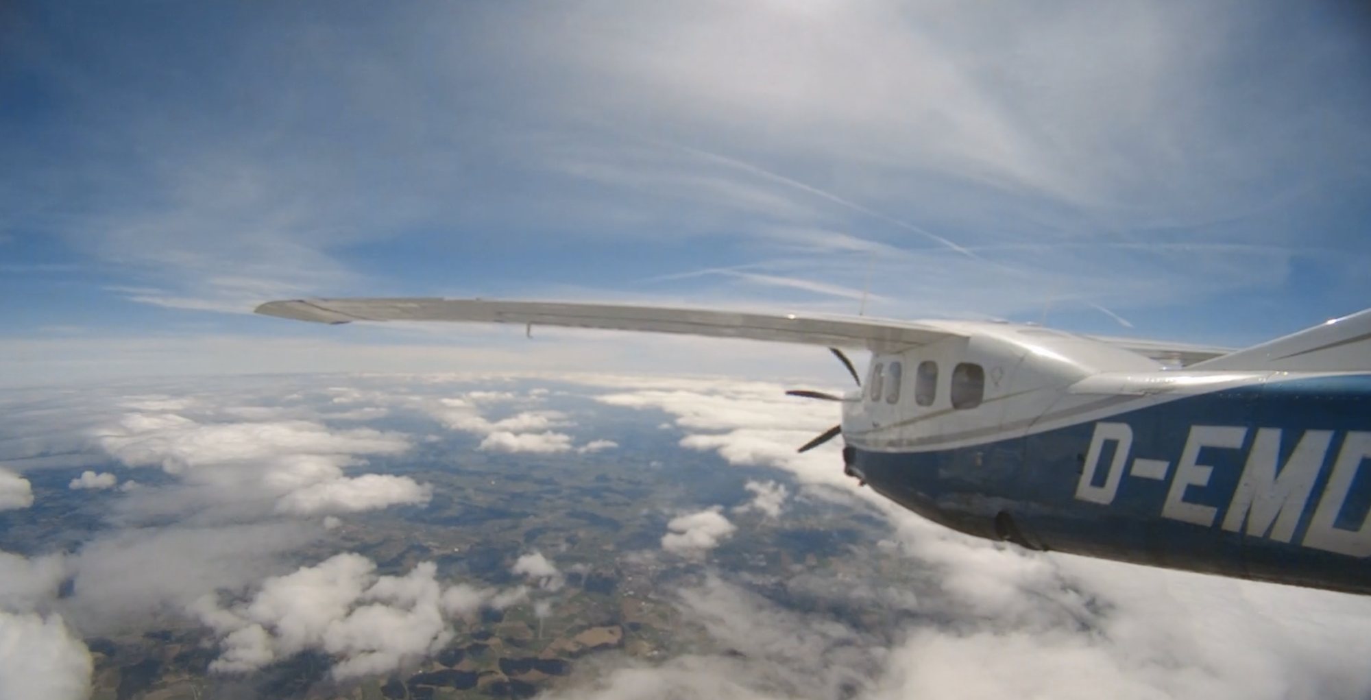 Kleinflugzeug über den Wolken – aus der KINGUNION-Videoproduktion für die Zoom-Kundenstory über Flying Hope