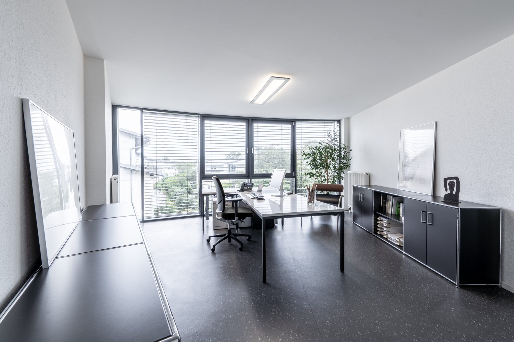 Modernes Architekturbüro der RSP Architekten mit Glasfront – Innenaufnahme von KINGUNION