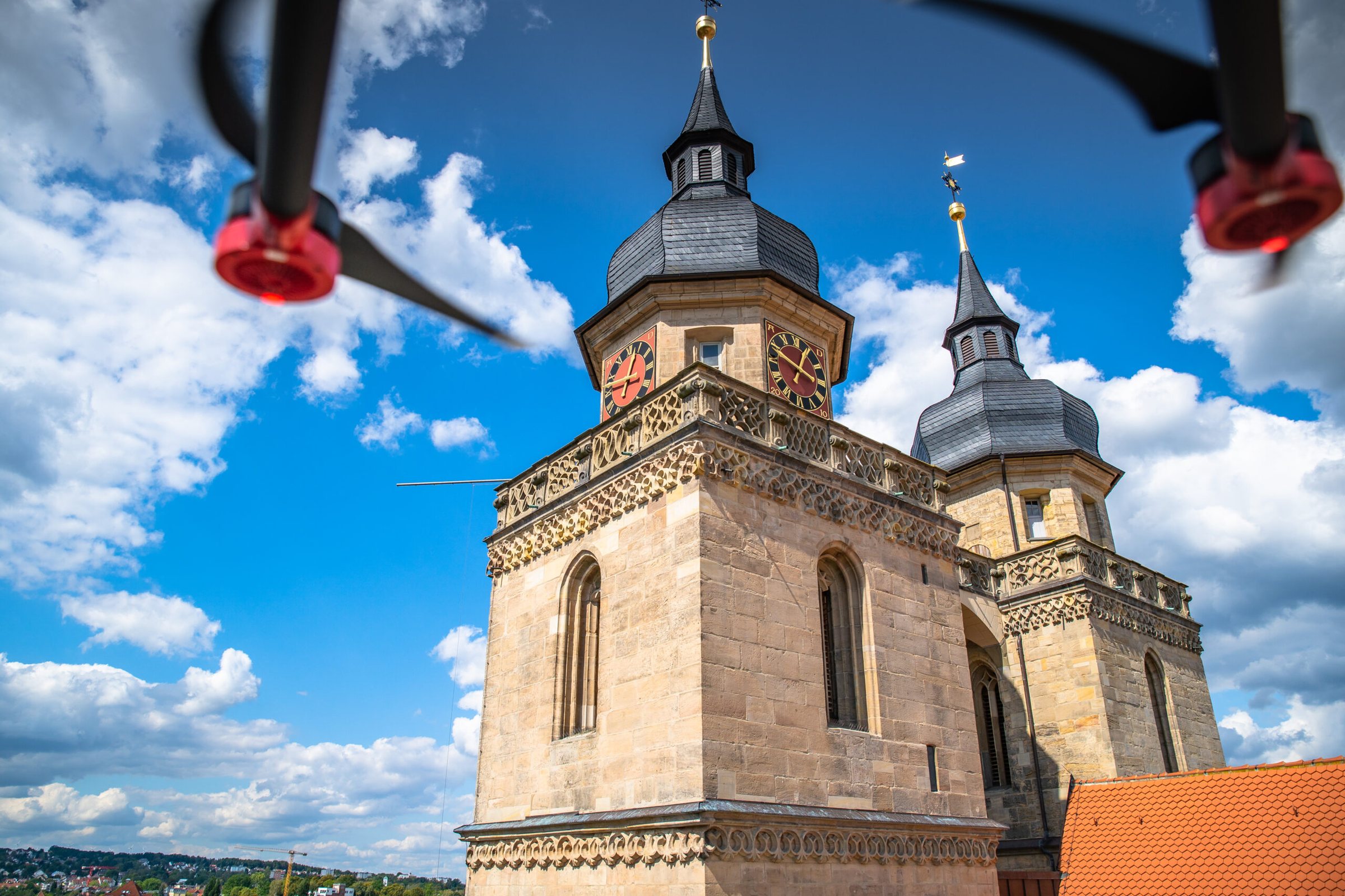 Luftaufnahme der Stadtkirche Bayreuth bei tiefem Licht – Drohnenaufnahme von KINGUNION
