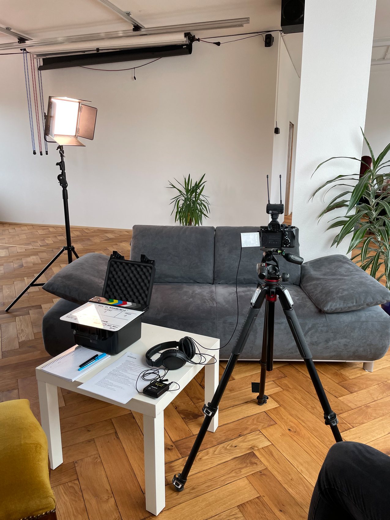 Interview-Setup im KINGUNION-Studio: Sofa, Dauerleuchte, Kamera auf Stativ und Filmklappe
