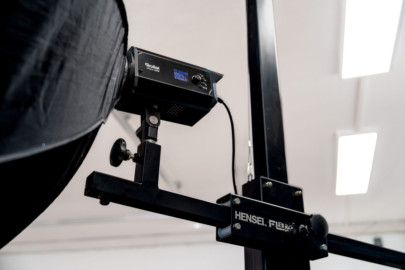 LED-Dauerlicht mit Softbox an großem Stativ