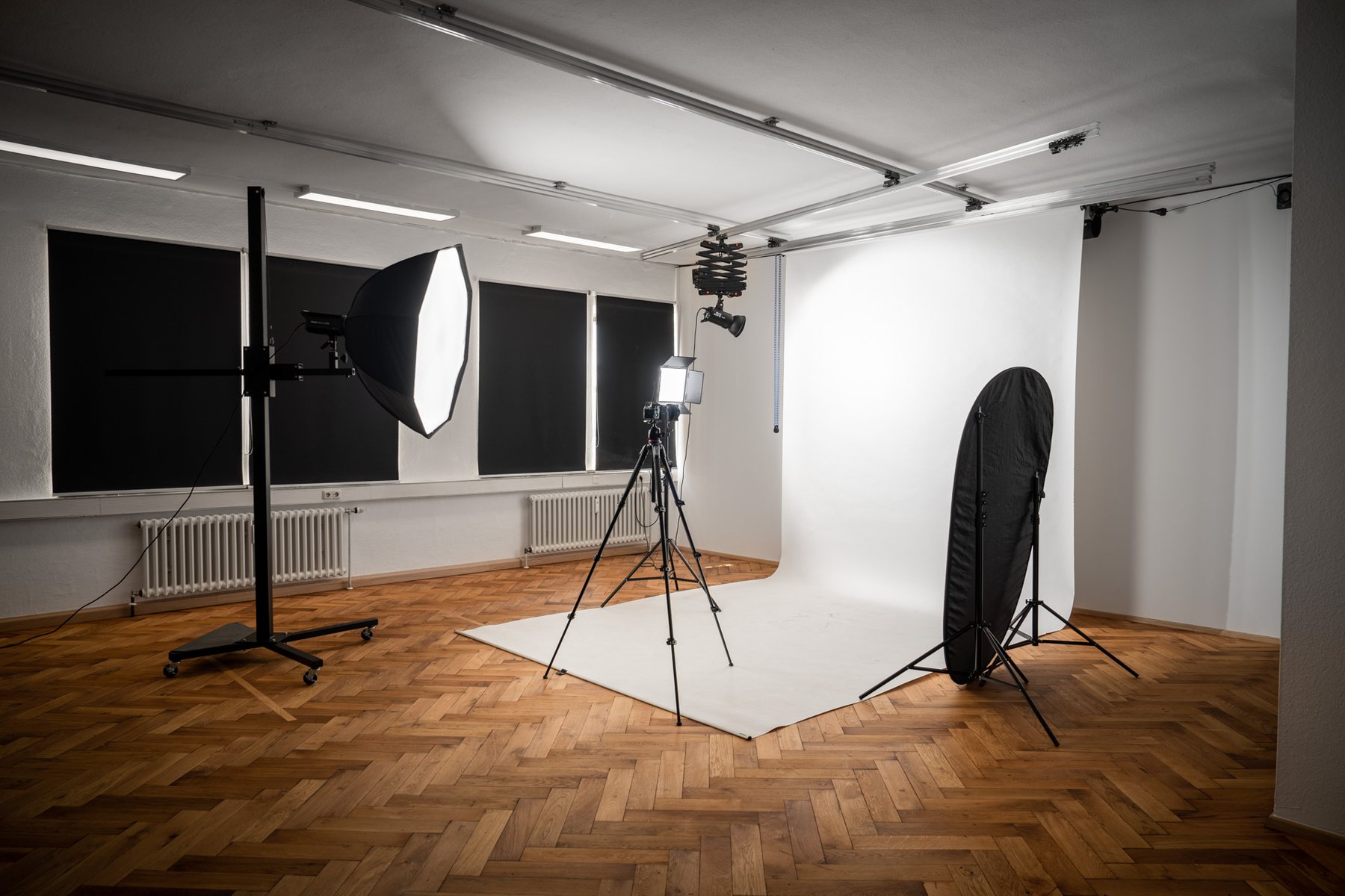Studio-Setup von KINGUNION mit ausgerolltem Hintergrund, Dauerlicht und Kamera auf Stativ