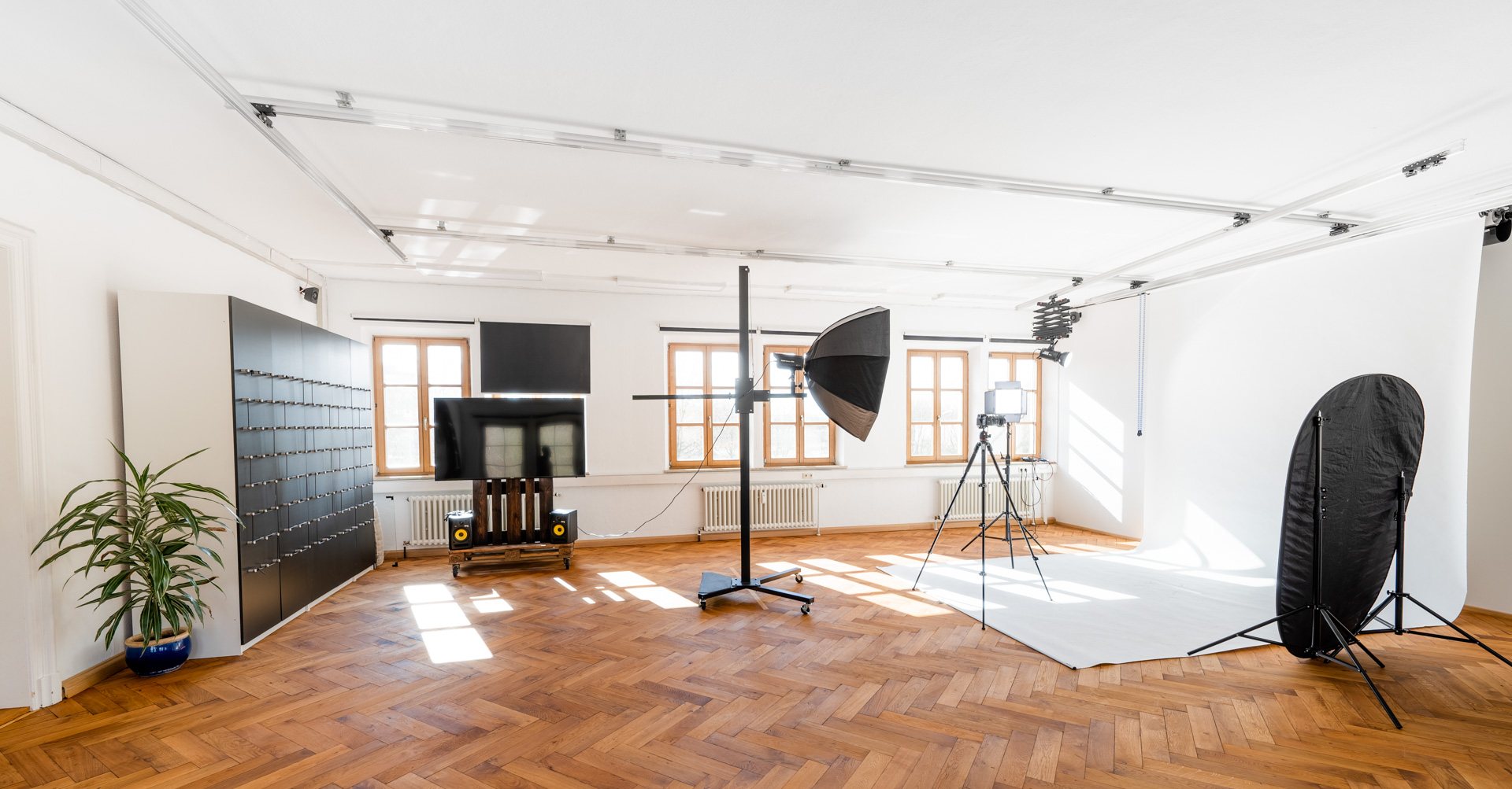 Helles, über 100 m² großes Produktionsstudio von KINGUNION in Bayreuth mit Deckenschienensystem