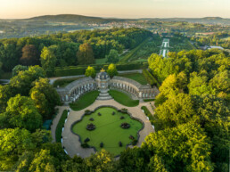 Drohnenfoto Eremitage von oben: Blick über Brunnen vor Sonnentempel mit neuem Schloss und Kanalgarten im Hintergrund