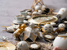 Porzellan von Gloria Porcelain: Christbaumkugeln, Engel, Tassen und Teller aus Porzellan mit goldenen Dekoelementen