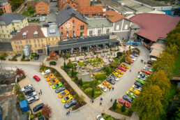 Drohnenfoto vom Liebesbier Restaurant auf dem Maisel Brauereigelände, auf dem Parkplatz im Vordergrund parken nur Sportwagen