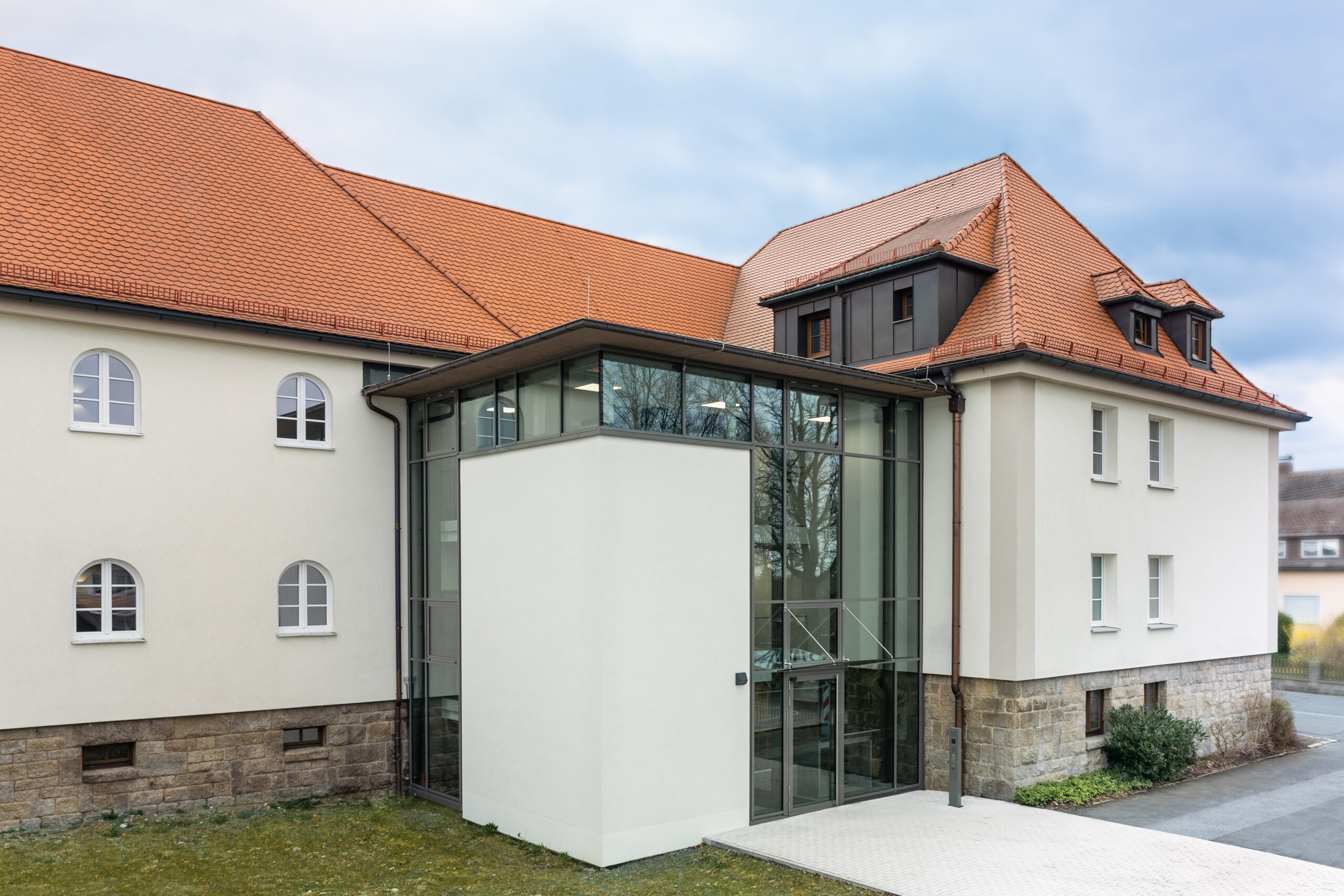 Eingangstür zum Rathaus von außen, Glasfront, saniert von RSP Architekten