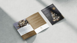Gloria Porzellan Flyer zu Gloria Christmas mit Weihnachtsbaum als Cover, der aus verschiedenem Porzellan und goldener Deko geformt wird