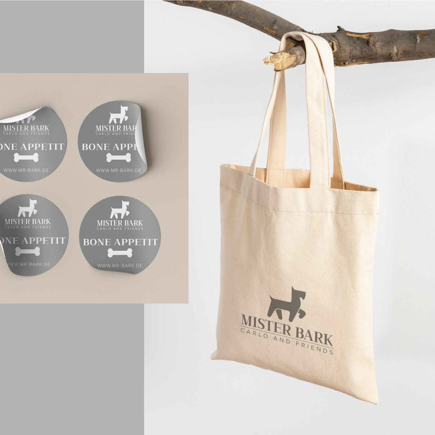 Ein Jutebeutel mit dem Mr. Bark Logo hängt an einem Ast, links daneben sieht man Sticker mit dem Logo und der Aufschrift 