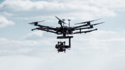 Drohne Matrice 600 Pro fliegt vor blauem Himmel