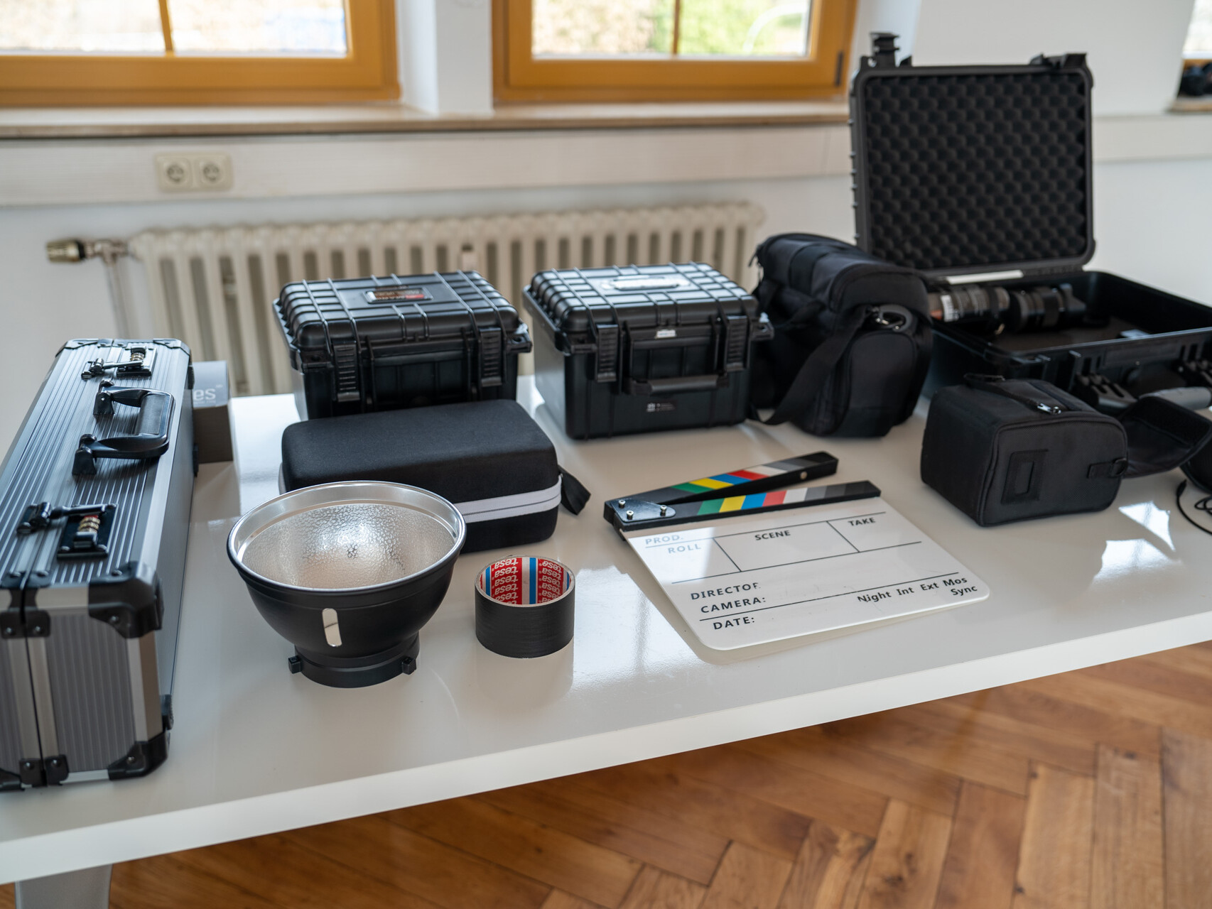 Studiequipment, Lavalier-Mikrofone, Koffer mit Equipment, Filmklappe, Kamerakoffer