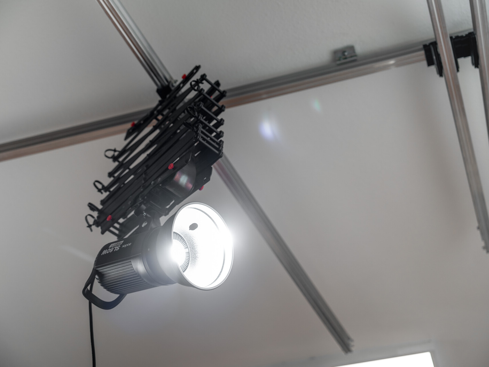 Godox SL60W Studioleuchte hängt an Deckenschienensystem